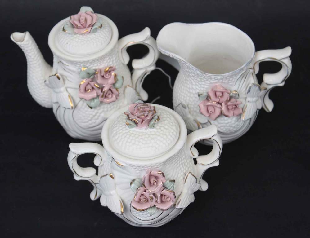 Porcelāna komplekts ar rozēm un taureņiem