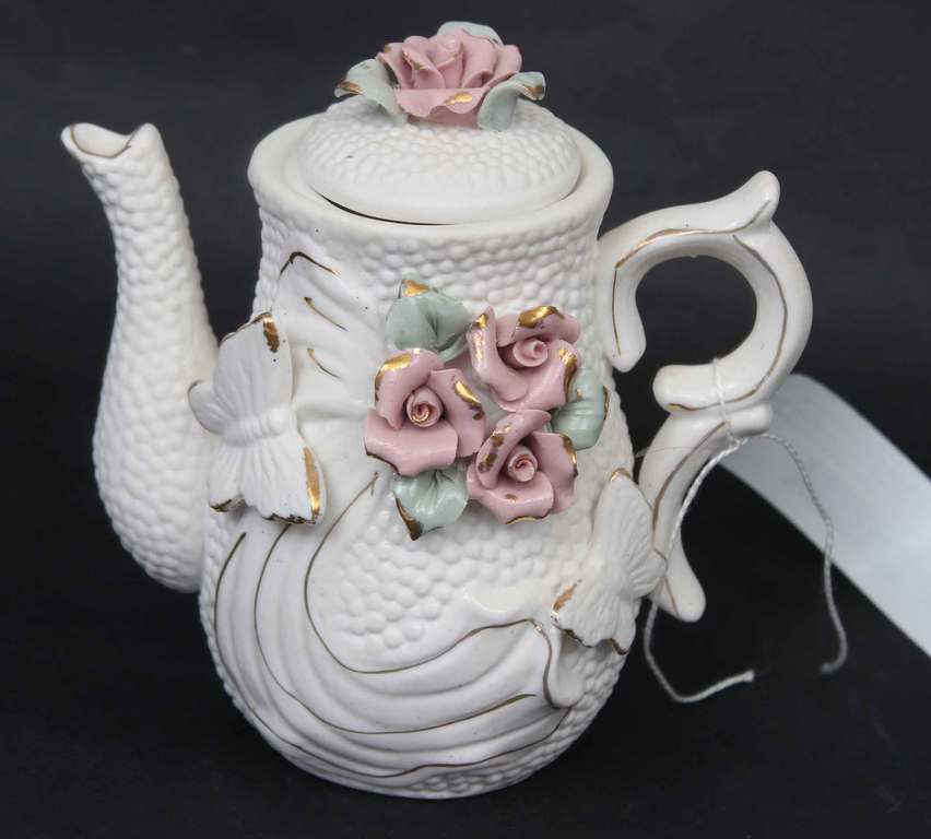 Porcelāna komplekts ar rozēm un taureņiem