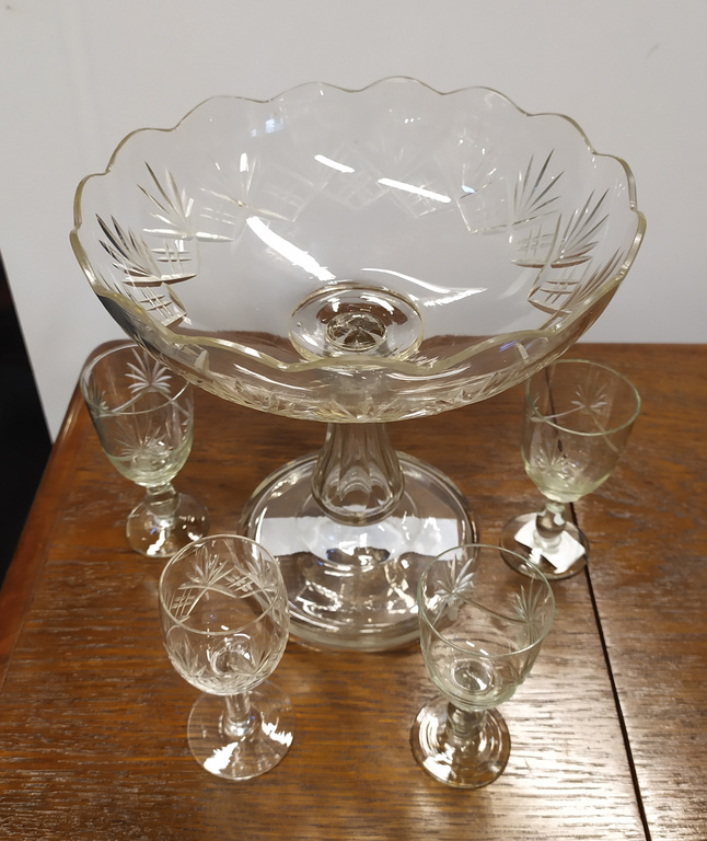 Glass fruit bowl and 4 glasses