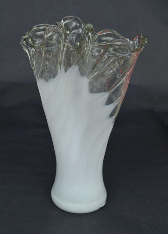 Стеклянная ваза с белой глазурью
