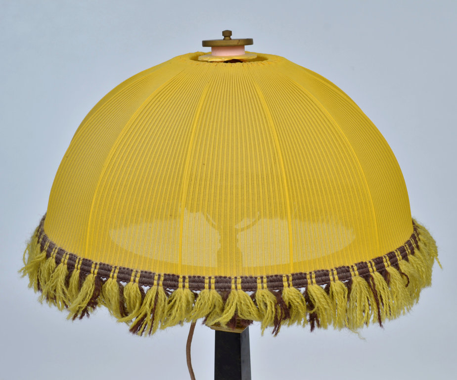 Galda lampa ar dzeltenu kupolu