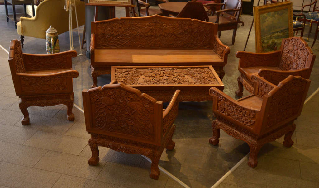 Sarkankoka galdiņš ar krēsliem ar kokgrebumiem