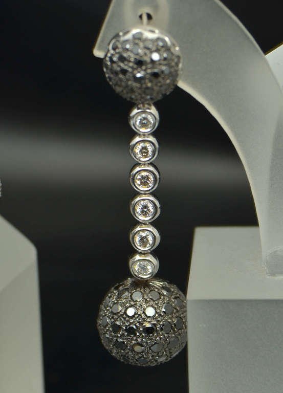 Комплект украшений с бриллиантами и черными бриллиантами