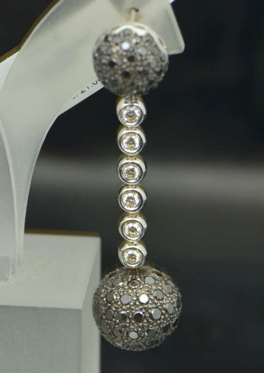 Комплект украшений с бриллиантами и черными бриллиантами