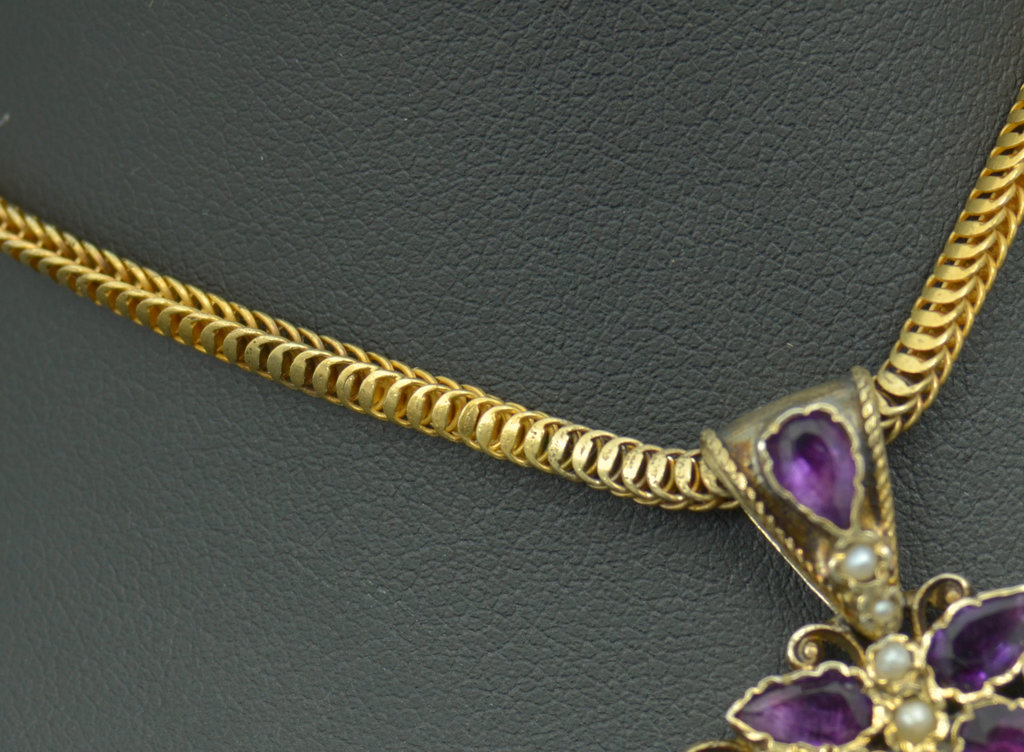 Gold pendant with amethysts