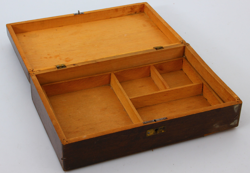 Wooden chest with removable compartment