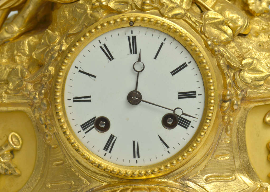 Каминные часы на деревянной основе со стеклянным куполом
