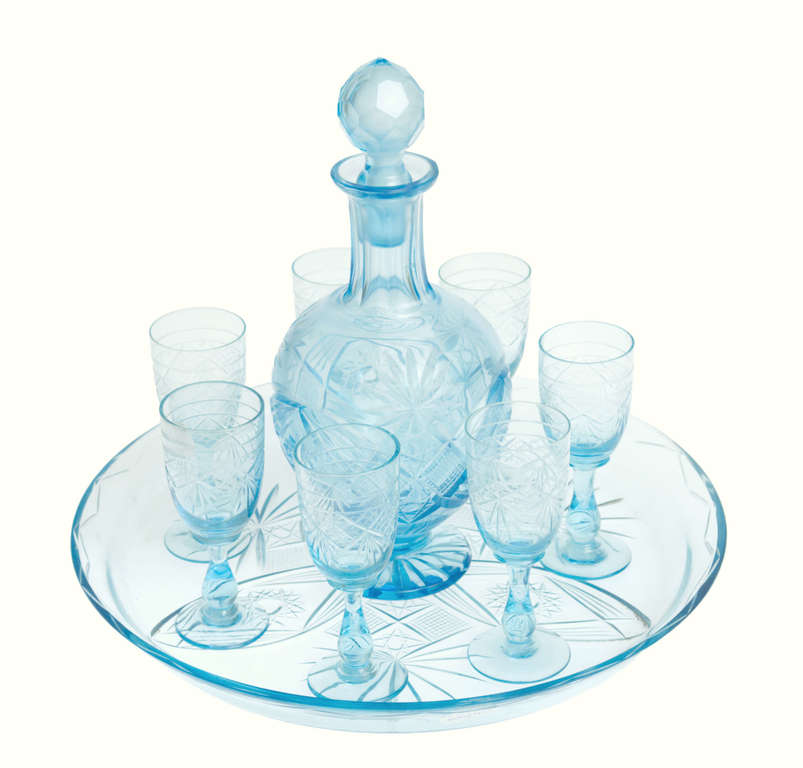 Glass decanter with tray and 7 glasses