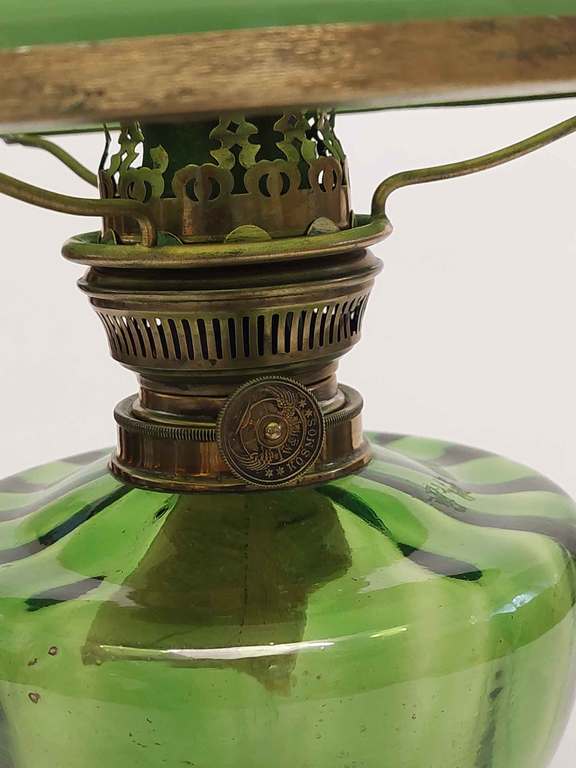 Petrolejas lampa zaļā krāsā