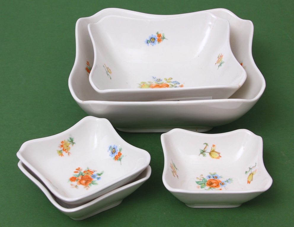 5 porcelain dishes (3 smaller, 2 larger)