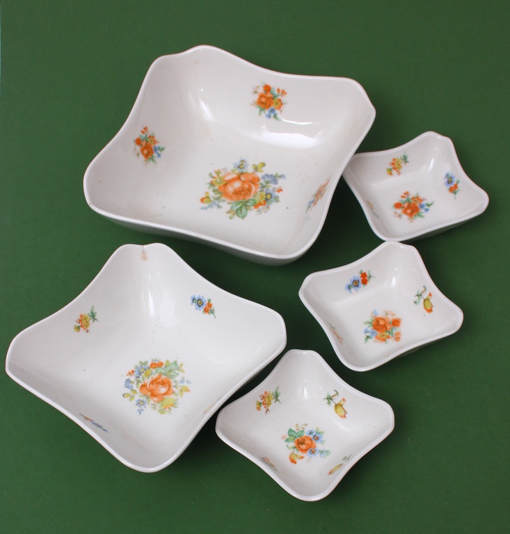 5 porcelain dishes (3 smaller, 2 larger)