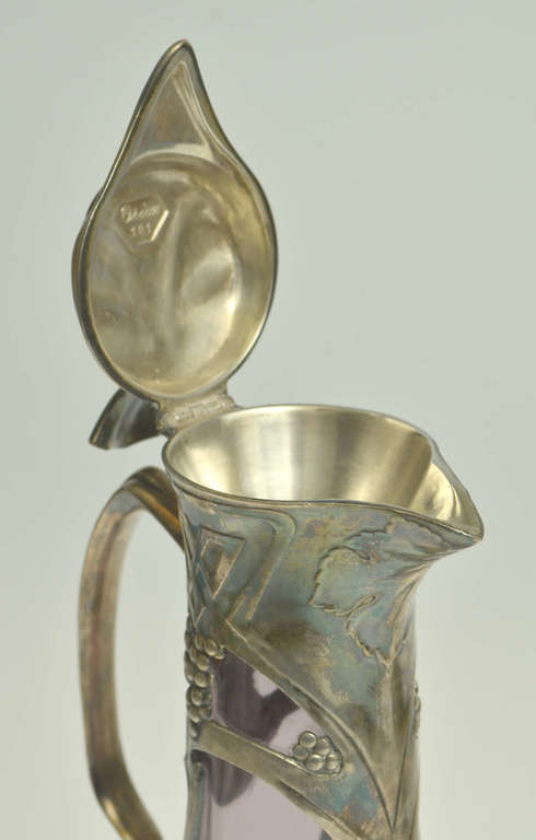Krāsainā stikla krūka ar metala apdari