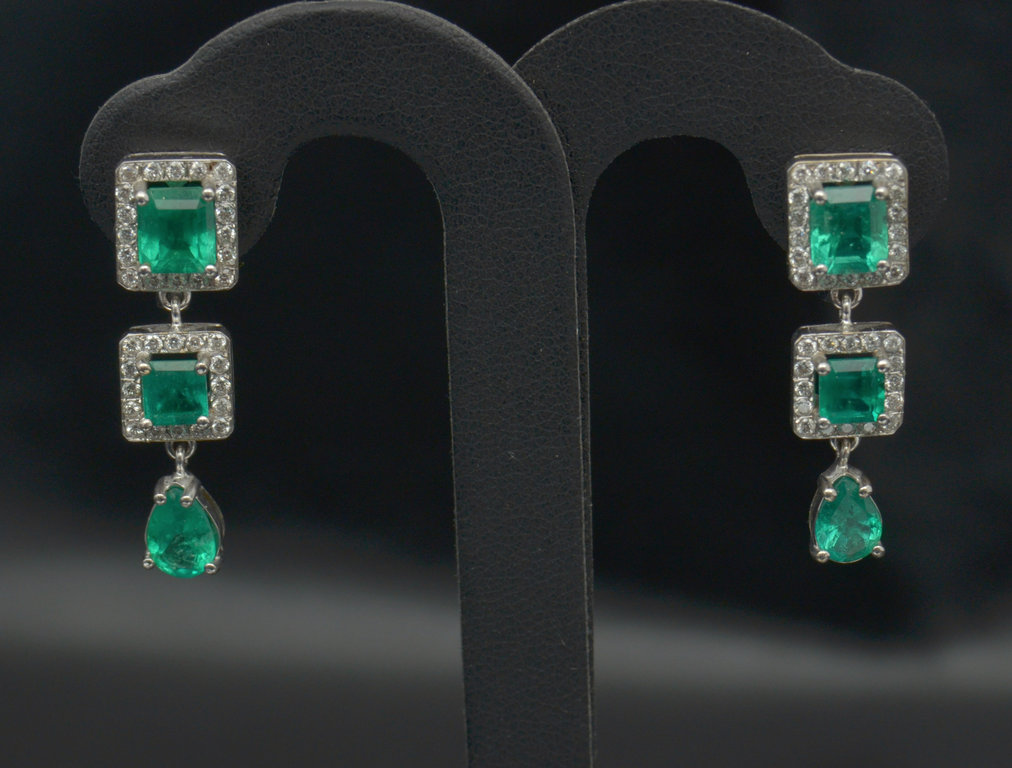 Gold earrings with emeralds 
