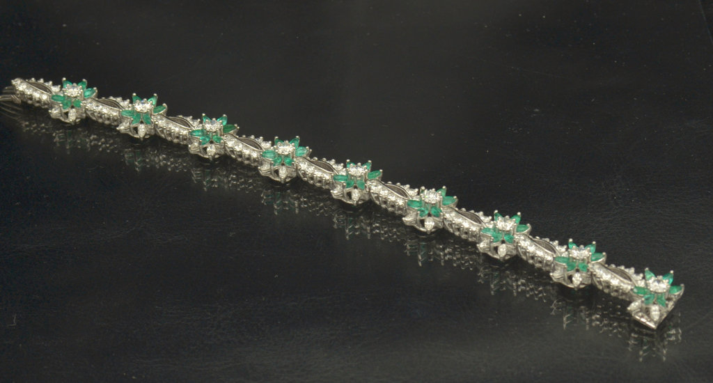 White gold bracelet with emeralds and diamonds