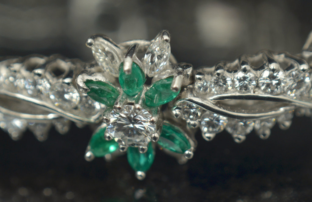 White gold bracelet with emeralds and diamonds