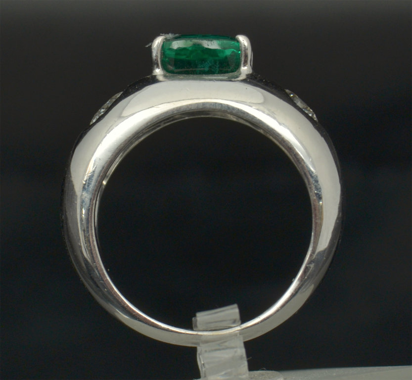 Gold ring with two natural diamonds and one emerald