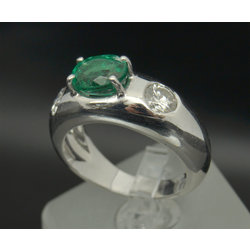 Gold ring with two natural diamonds and one emerald