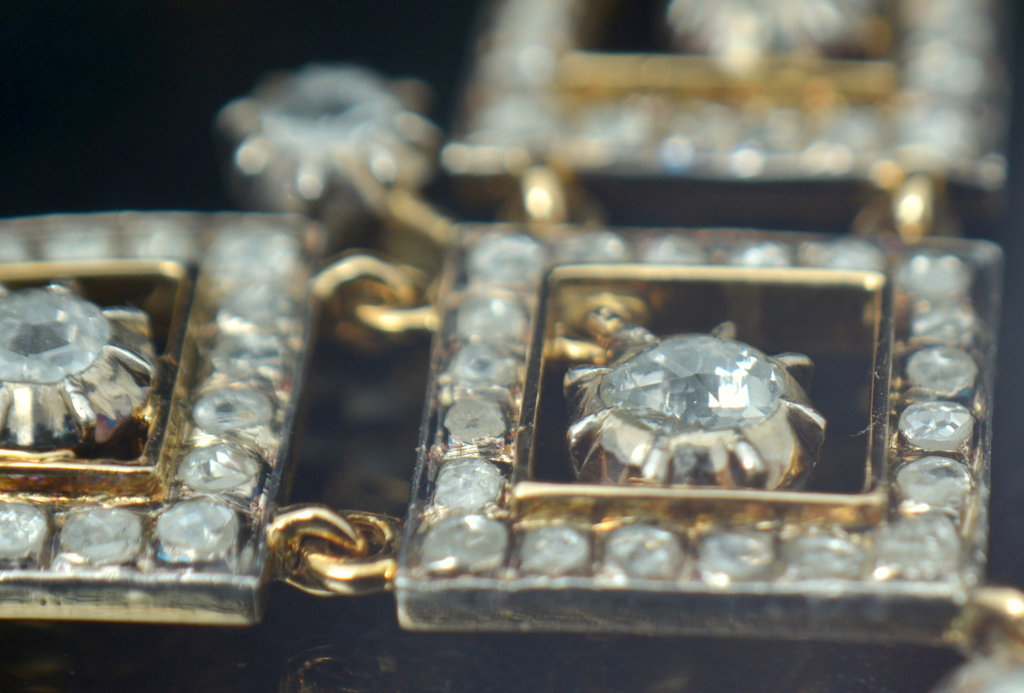 Золотое колье с бриллиантами