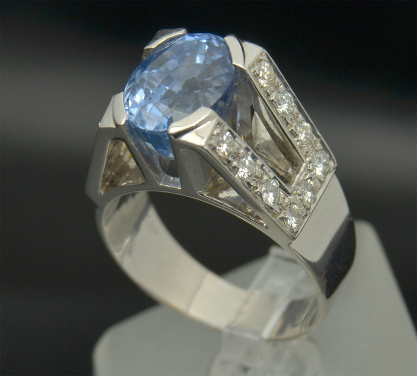 Золотое кольцо с сапфирами и бриллиантами 