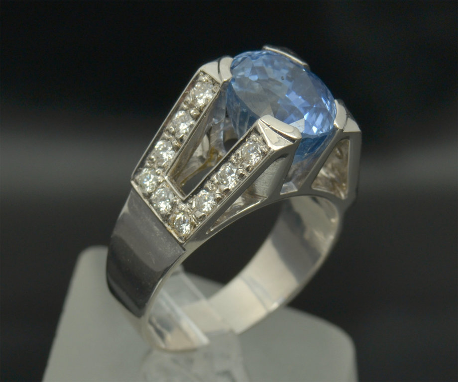 Золотое кольцо с сапфирами и бриллиантами 