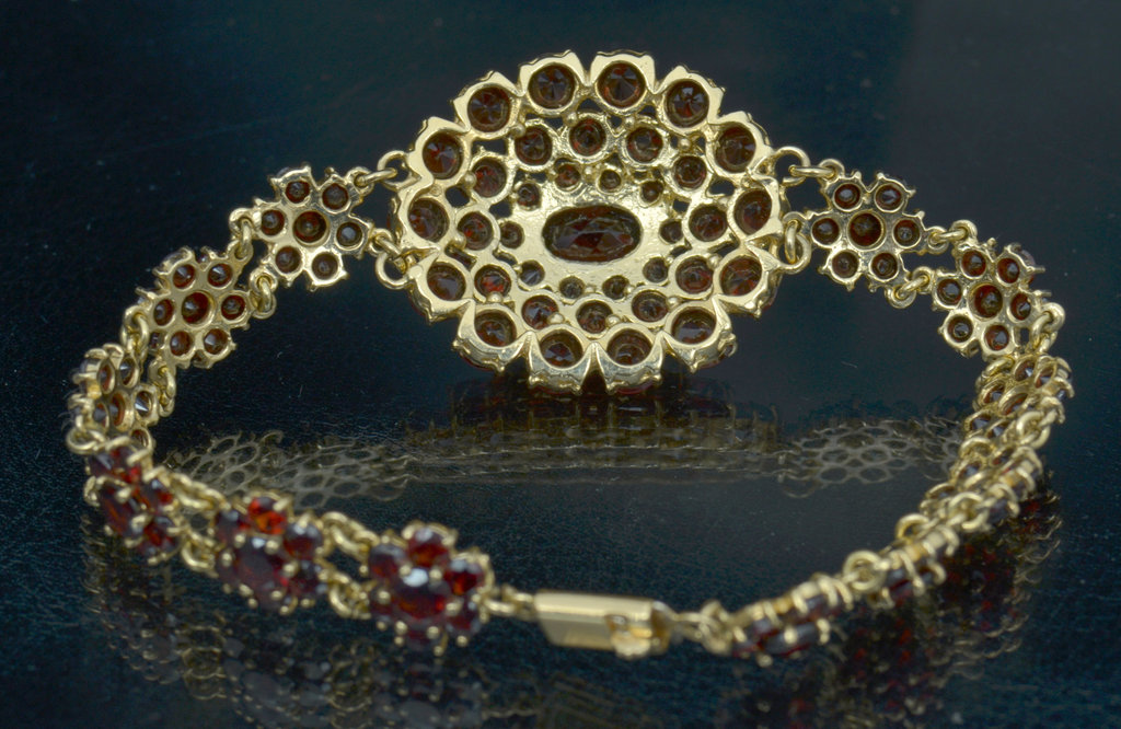 Gold bracelet with garnet