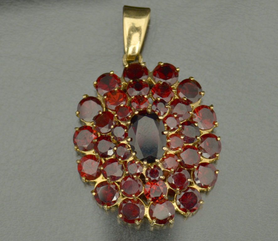 Gold pendant with garnets