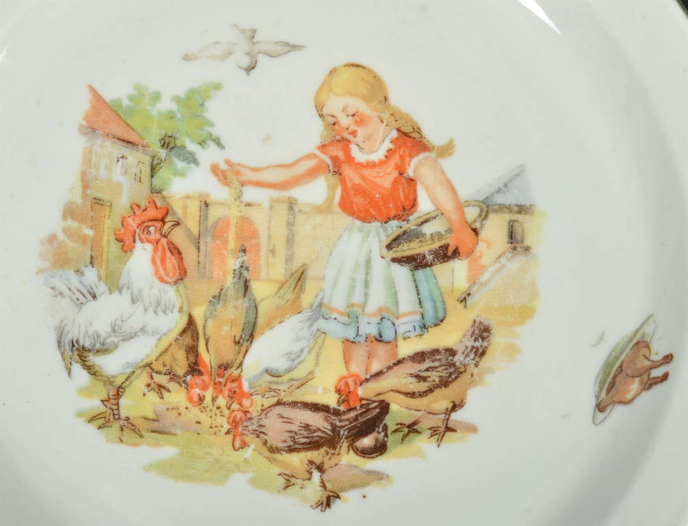 Porcelāna šķīvis meitene ar vistiņām