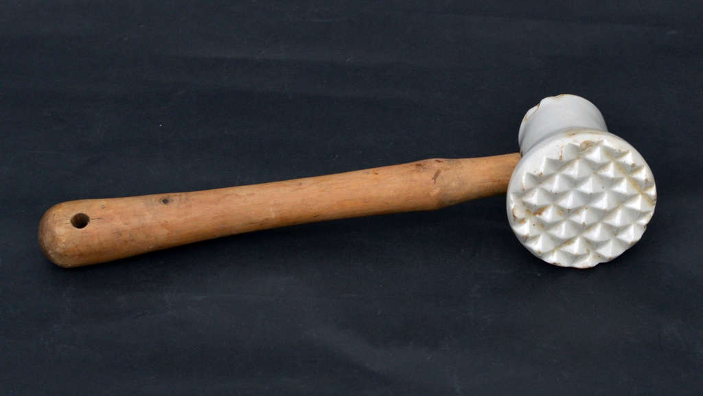 Porcelāna gaļas āmurs ar koka rokturi
