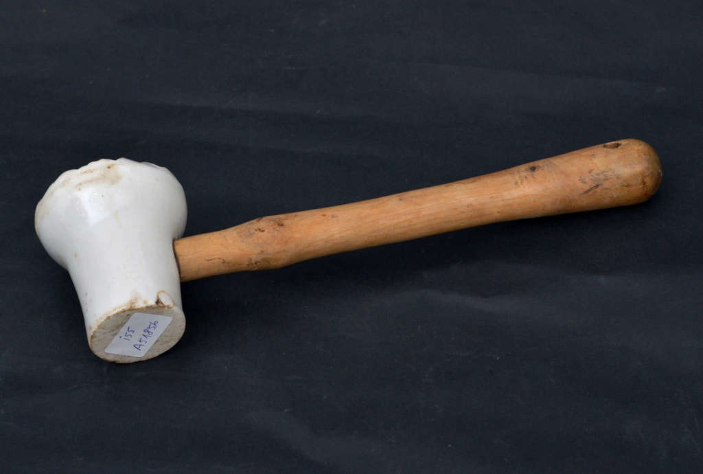 Porcelāna gaļas āmurs ar koka rokturi
