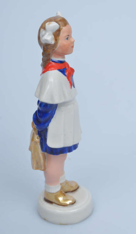 Porcelain figure Schoolgirl-pioneer 