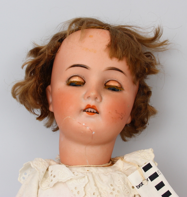 Кукла с фарфоровой головой
