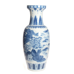 Напольная ваза оттенки синего цвета