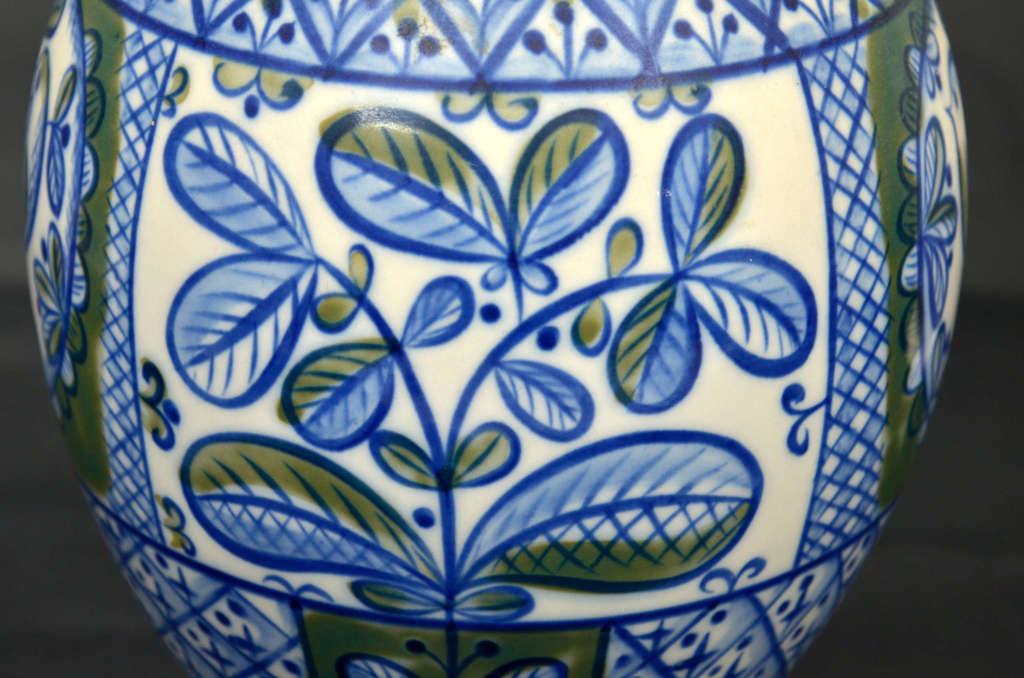 Фарфоровая ваза с росписью