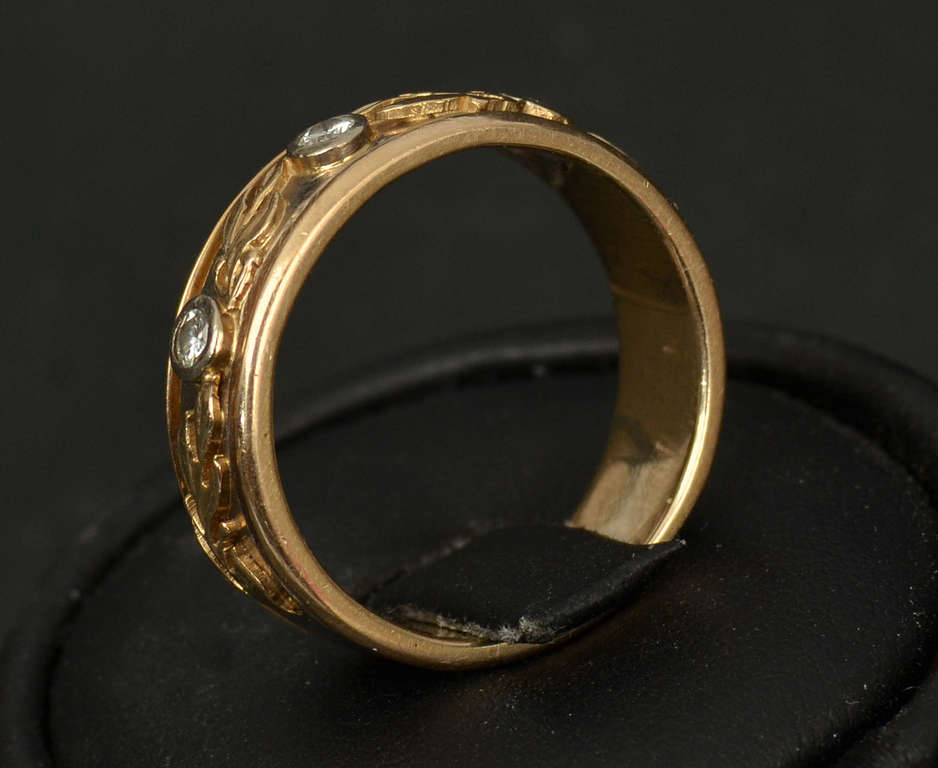 Gold ring with three diamonds
