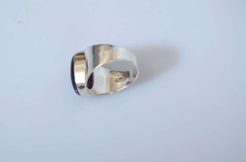 Серебряное кольцо в стиле модерн с аметистом?