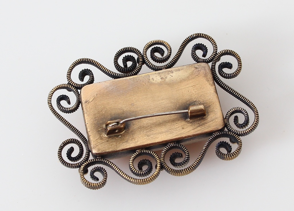 Silver Art Nouveau brooch with natural amber