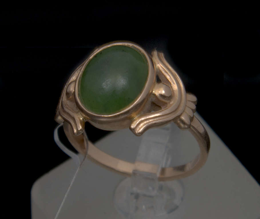 Gold ring with nephrite