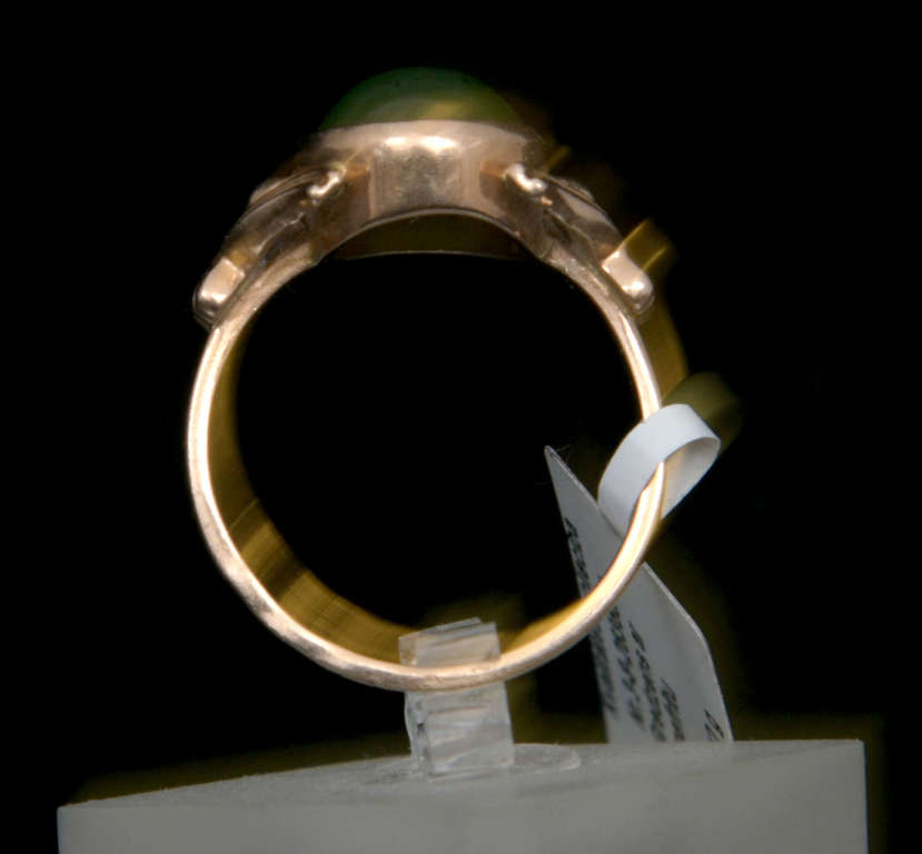 Gold ring with nephrite
