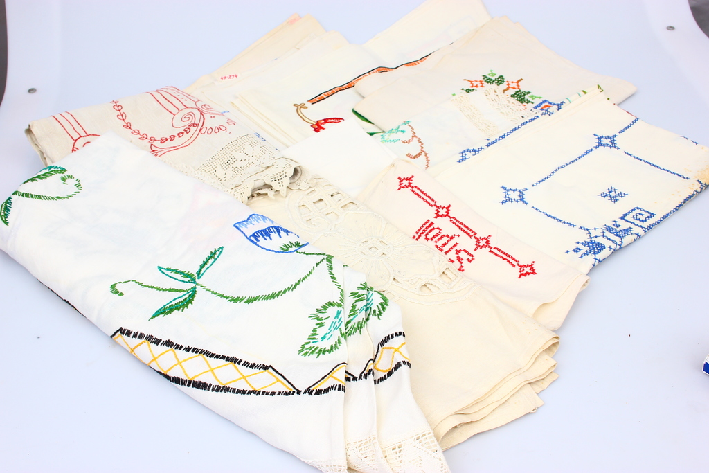 Art Nouveau tablecloths of 10 different sizes, towels and 1 bag of onions