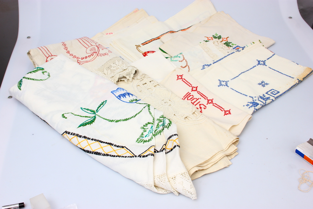 Скатерти в стиле модерн 10 разных размеров, полотенца и 1 пакетик лука.