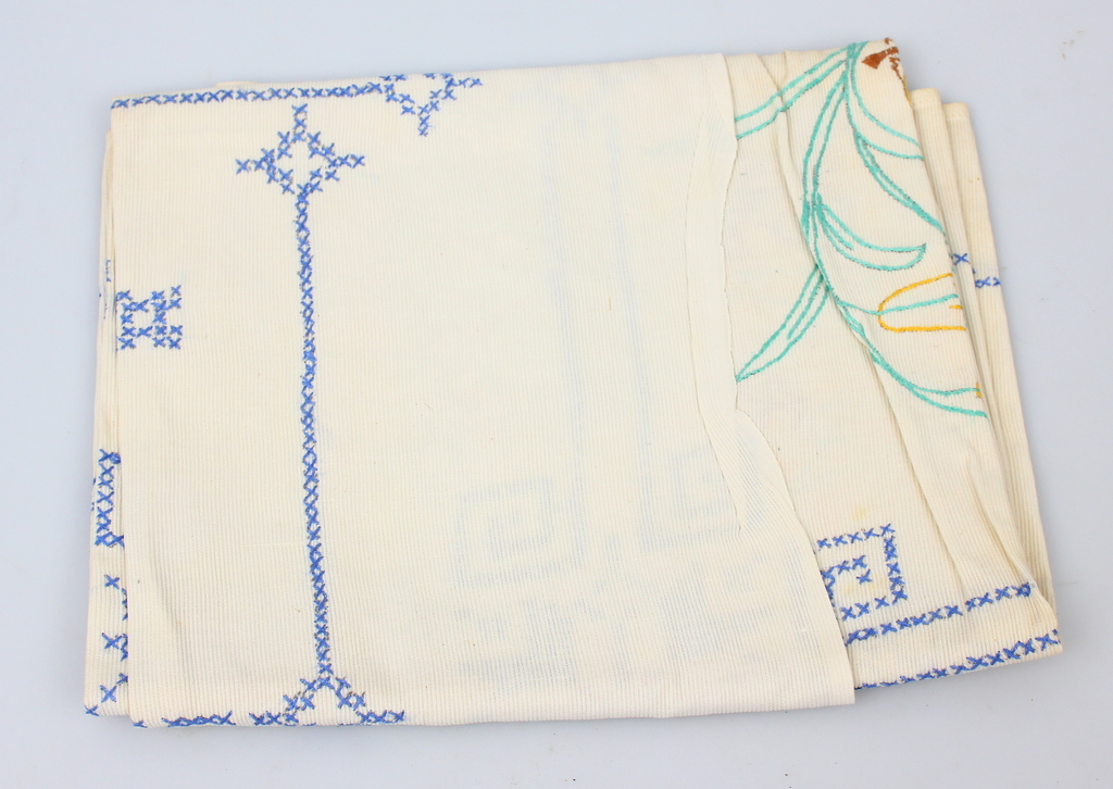 Art Nouveau tablecloths of 10 different sizes, towels and 1 bag of onions