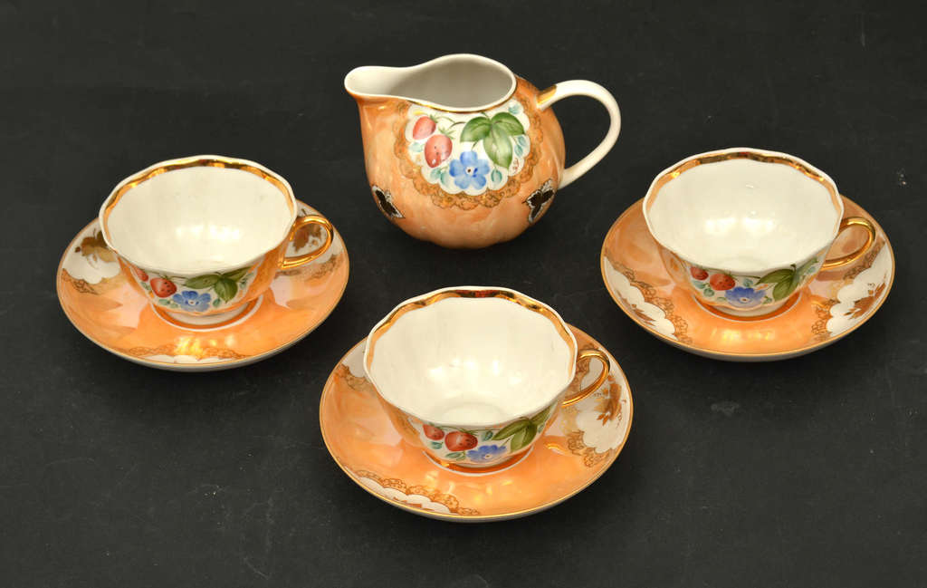 3 cups, 3 saucers, '' Strawberry '' jug