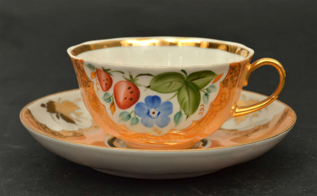 3 cups, 3 saucers, '' Strawberry '' jug