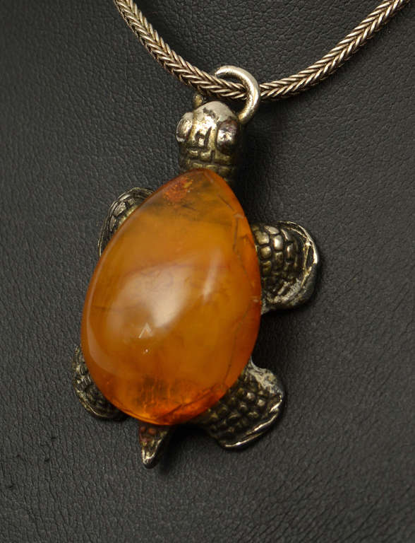 Amber pendant with chain 