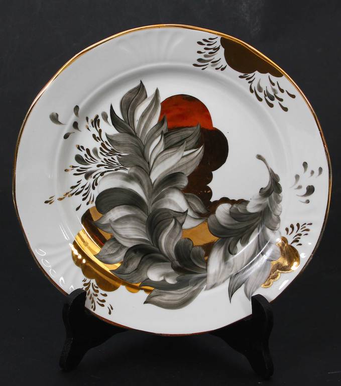 Apgleznots porcelāna šķīvis 