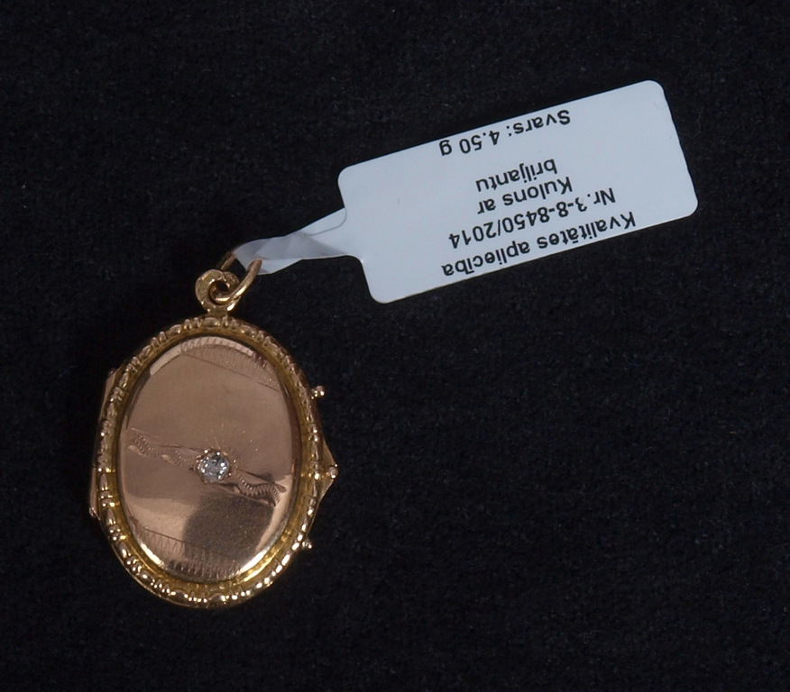 Golden pendant with diamond 