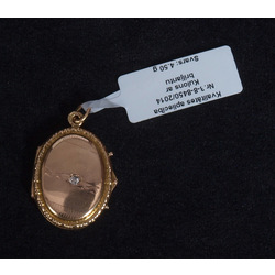 Golden pendant with diamond 