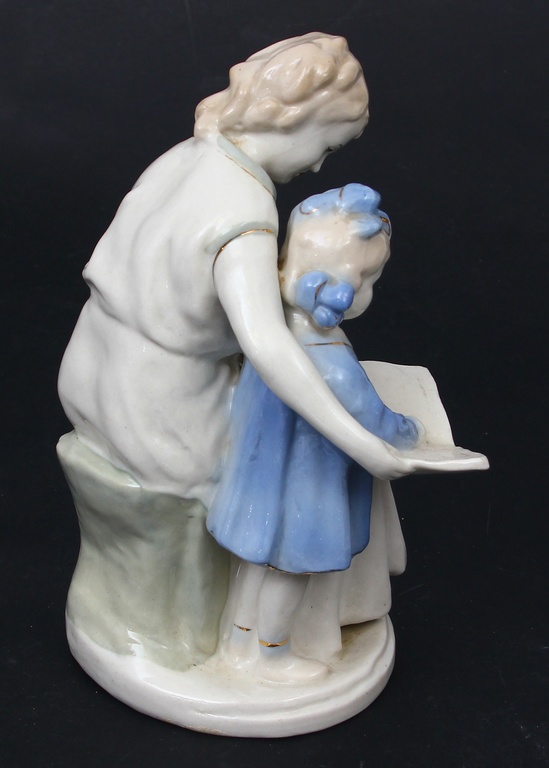 Porcelāna figūriņa ''Māte ar meitu lasa grāmatu''