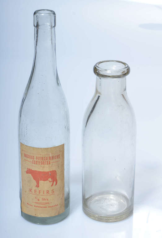 Две стеклянные бутылки для молока (2 шт.)