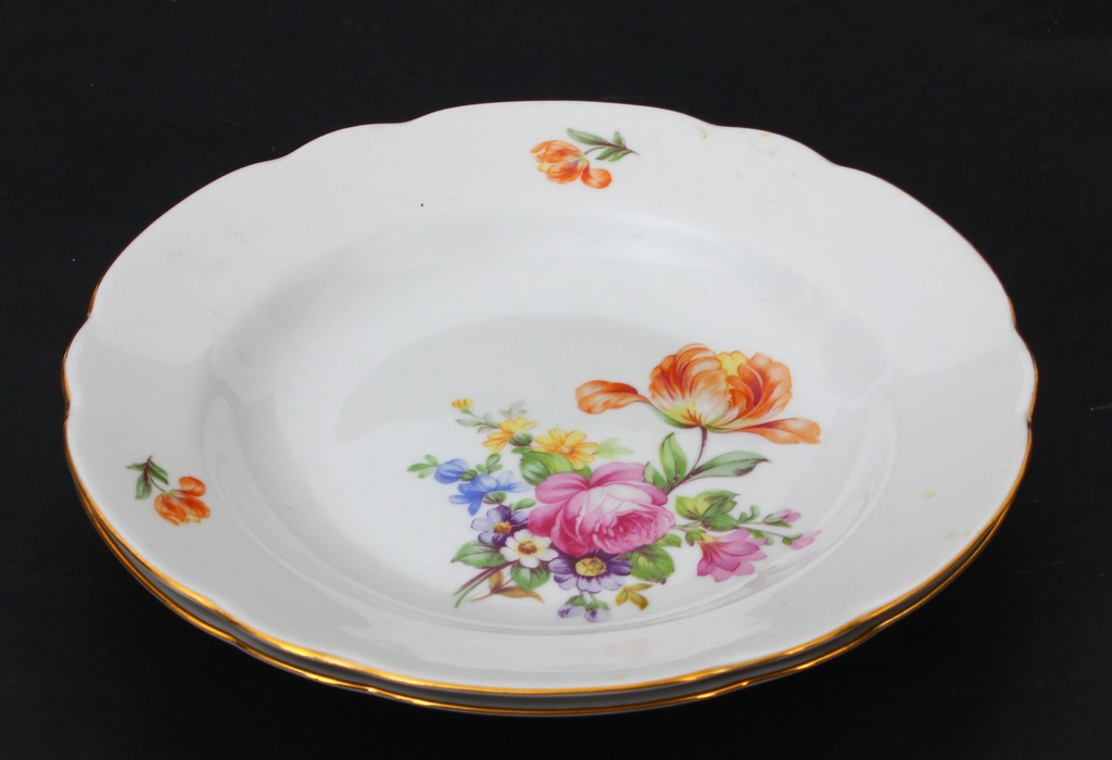 Porcelain plates (2 pcs.)